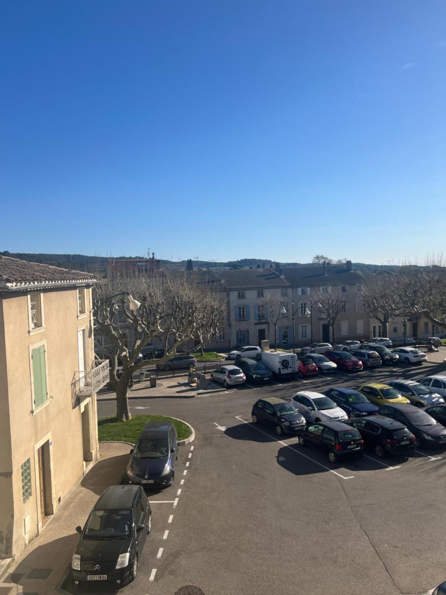 Appartement. 2 A 4 Pers. Lit Queen-size. Au Calme. Apartment