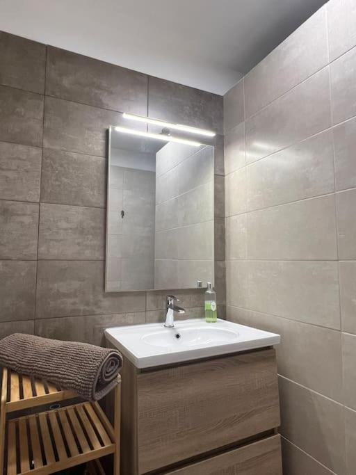 Appartement. 2 A 4 Pers. Lit Queen-size. Au Calme. * Valreas